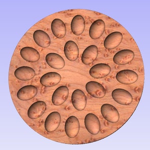 Può includere: Un vassoio rotondo in legno con 20 tagli ovali. Il vassoio è in legno marrone chiaro con una venatura naturale.