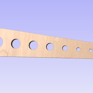 Op de afbeelding: Een houten pen met acht gelijkmatig verdeelde gaten die over de gehele lengte zijn geboord. De gaten zijn van verschillende grootte en nemen in diameter toe van links naar rechts.