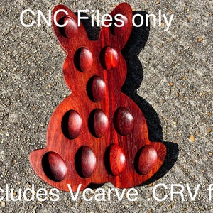 Può includere: File CNC solo. Include file Vcarve .CRV. Un porta uova in legno a forma di coniglio con 10 incavi rotondi per le uova. Il porta uova è in legno rosso scuro con venature del legno naturali.