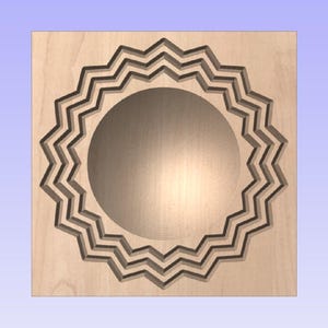 Może przedstawiać: Kwadratowa drewniana tabliczka z dekoracyjnym, koncentrycznym wzorem gwiazdy wyrzeźbionym na powierzchni. Wzór jest w odcieniach brązu i tworzy okrągły otwór w środku.