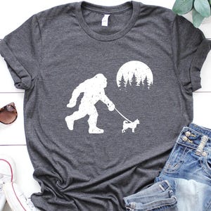 Chihuahua con Pie Grande, camiseta divertida de Sasquatch, camiseta para amantes de los perros, regalos para chihuahuas, camiseta divertida de Pie Grande, camiseta divertida para perros, regalos para dueños de perros imagen 1