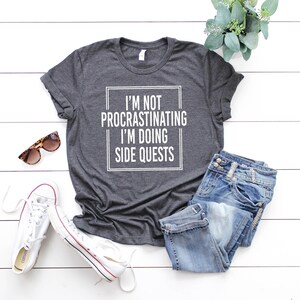 Funny Gaming Shirts, I'm Not Procrastinating I'm Doing Side Quests, Gift for Gamers, Gamer Gift, Game Lover Shirt, Gamer Shirt, Dork Shirt afbeelding 2