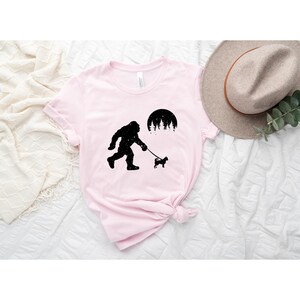 Chihuahua con Pie Grande, camiseta divertida de Sasquatch, camiseta para amantes de los perros, regalos para chihuahuas, camiseta divertida de Pie Grande, camiseta divertida para perros, regalos para dueños de perros imagen 2