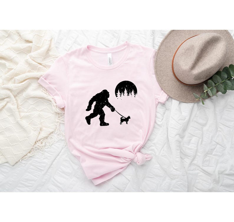 Chihuahua con Pie Grande, camiseta divertida de Sasquatch, camiseta para amantes de los perros, regalos para chihuahuas, camiseta divertida de Pie Grande, camiseta divertida para perros, regalos para dueños de perros imagen 2