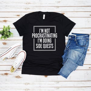 Funny Gaming Shirts, I'm Not Procrastinating I'm Doing Side Quests, Gift for Gamers, Gamer Gift, Game Lover Shirt, Gamer Shirt, Dork Shirt afbeelding 1
