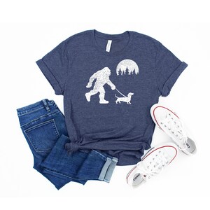T-shirt Drôle Teckel Bigfoot - Manches Longues, Design Sasquatch Promenant Un Chien Saucisse