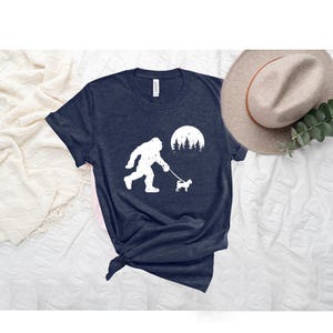 Chihuahua con Pie Grande, camiseta divertida de Sasquatch, camiseta para amantes de los perros, regalos para chihuahuas, camiseta divertida de Pie Grande, camiseta divertida para perros, regalos para dueños de perros imagen 3