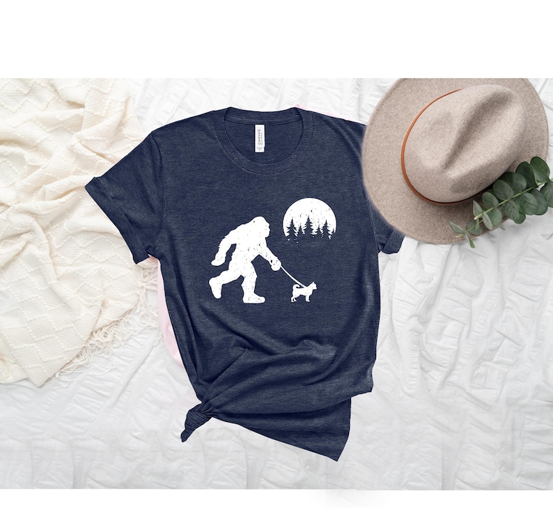 Chihuahua con Pie Grande, camiseta divertida de Sasquatch, camiseta para amantes de los perros, regalos para chihuahuas, camiseta divertida de Pie Grande, camiseta divertida para perros, regalos para dueños de perros imagen 3