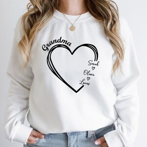 Custom Grandma Sweatshirt, Grandma Heart Sweatshirt, Grandkids Name Shirt, Grandma Hoodie, Great Grandma Gift, Gifts for Grandma, Nana Shirt immagine 2