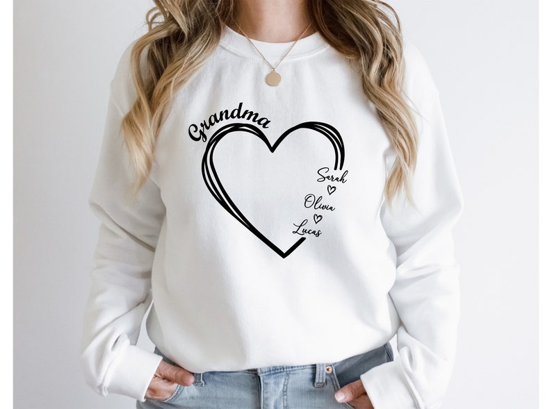 Custom Grandma Sweatshirt, Grandma Heart Sweatshirt, Grandkids Name Shirt, Grandma Hoodie, Great Grandma Gift, Gifts for Grandma, Nana Shirt immagine 2