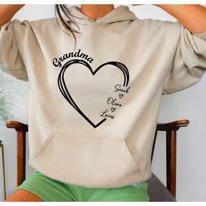 Custom Grandma Sweatshirt, Grandma Heart Sweatshirt, Grandkids Name Shirt, Grandma Hoodie, Great Grandma Gift, Gifts for Grandma, Nana Shirt immagine 3