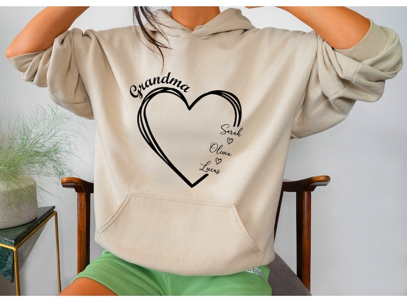 Custom Grandma Sweatshirt, Grandma Heart Sweatshirt, Grandkids Name Shirt, Grandma Hoodie, Great Grandma Gift, Gifts for Grandma, Nana Shirt immagine 3