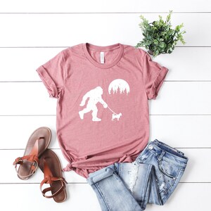 Chihuahua con Pie Grande, camiseta divertida de Sasquatch, camiseta para amantes de los perros, regalos para chihuahuas, camiseta divertida de Pie Grande, camiseta divertida para perros, regalos para dueños de perros imagen 4