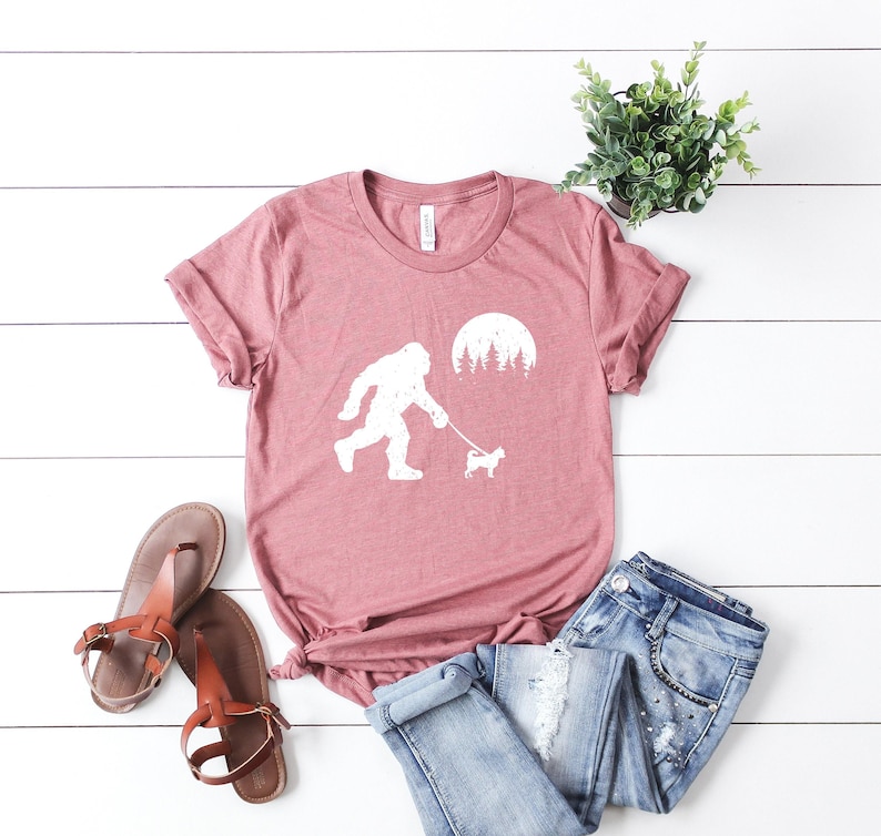 Chihuahua con Pie Grande, camiseta divertida de Sasquatch, camiseta para amantes de los perros, regalos para chihuahuas, camiseta divertida de Pie Grande, camiseta divertida para perros, regalos para dueños de perros imagen 4