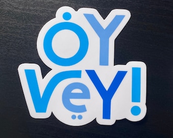 Könnte beinhalten: Ein Satz blauer und weißer Aufkleber mit dem Text "ÖY vey!" darauf. Die Aufkleber befinden sich auf einem schwarzen Hintergrund.