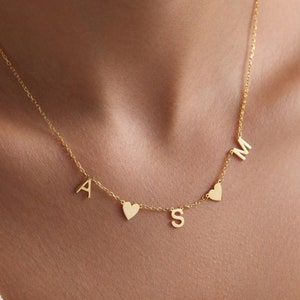 Collier initial pour elle, collier des initiales d'un frère ou d'une soeur pour l'anniversaire d'une mère et un cadeau de Noël, collier à lettres multiples avec coeur, infini
