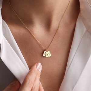 Collier étiquette initiale en or, cadeau de famille pour mère, cadeau de Noël unique, collier délicat avec pendentif lettre avec gravure personnalisée, nom multi-étiquettes