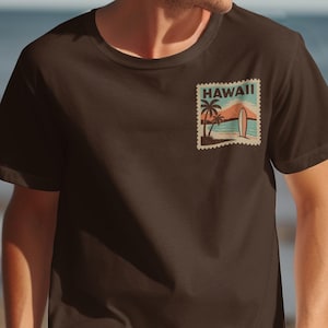 Camiseta con estampado vintage de Hawái, estilo retro, con tabla de surf vintage, escena de playa, vacaciones hawaianas, clásica camiseta de surf de isla y playa de Hawái para surfistas.