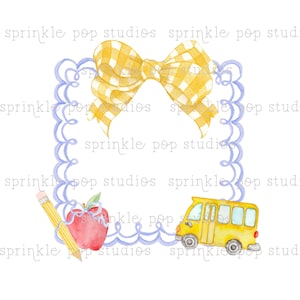 Puede incluir: Un marco azul y blanco festoneado con un lazo de cuadros amarillos, una manzana roja, un lápiz amarillo y un autobús escolar amarillo. El marco está decorado con el texto "sprinkle pop studios".
