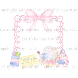Puede incluir: Ilustración en acuarela con lazo y marco rosa, con elementos escolares. Incluye un autobús escolar amarillo, lápices, tijeras, un globo terráqueo y una mochila. El texto "sprinkle pop studios" se repite alrededor de la imagen.