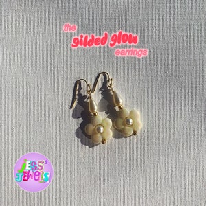 Pearlescent Flower and Imitation Pearl Earrings - Y2K 90s