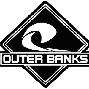 Peut inclure: Logo noir et blanc avec un motif de vague stylisé à l'intérieur d'un losange. Le texte "OUTER BANKS" est sous le losange.
