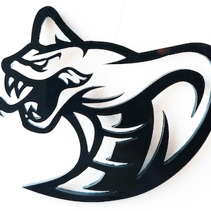 Op de afbeelding: Zwarte metalen wandkunst met een gestileerde kattenkop met open mond, scherpe tanden en een agressieve uitdrukking. Het ontwerp heeft een strakke, moderne esthetiek, geschikt voor woondecoratie of autothema's.