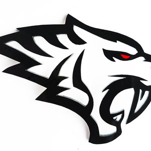 Könnte beinhalten: Schwarz-weiße stilisierte Illustration eines knurrenden Tigerkopfes mit roten Augen. Der Tiger hat den Mund offen und zeigt scharfe Zähne.