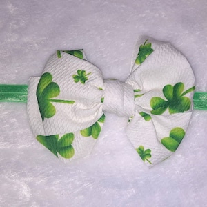 Diadema para implante coclear con trébol de cuatro hojas verde