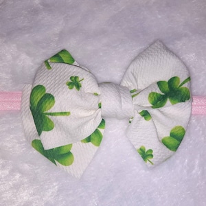 Diadema para implante coclear con trébol de cuatro hojas