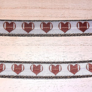Diadema para implante coclear con corazones de fútbol y borde con estampado de guepardo