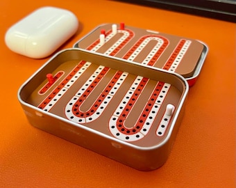 Juego de cribbage de bolsillo Altoids Tin / Set de viaje, tablero de cribbage portátil con clavijas, juego de cribbage compacto en lata Altoids (sin cartas)