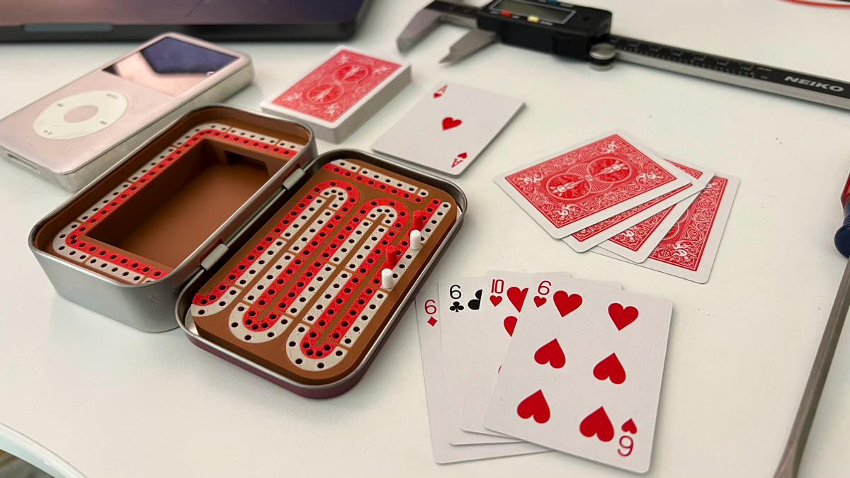 Juego de cribbage de viaje: tablero de cribbage de bolsillo de hojalata Altoids con clavijas y minicartas