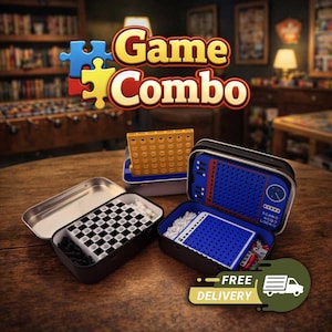Puede incluir: Una colección de juegos de mesa de viaje, que incluye un tablero de ajedrez, un juego de Conecta 4 y un juego de Batalla Naval, presentados en latas de metal abiertas. La imagen presenta el texto "Game Combo" y un gráfico de "Entrega gratuita".