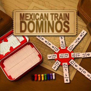 Puede incluir: Un juego completo de dominó Mexican Train. La imagen muestra una lata roja con fichas de dominó, un centro rojo y marcadores de tren de colores. Las piezas del juego están dispuestas sobre una superficie marrón.