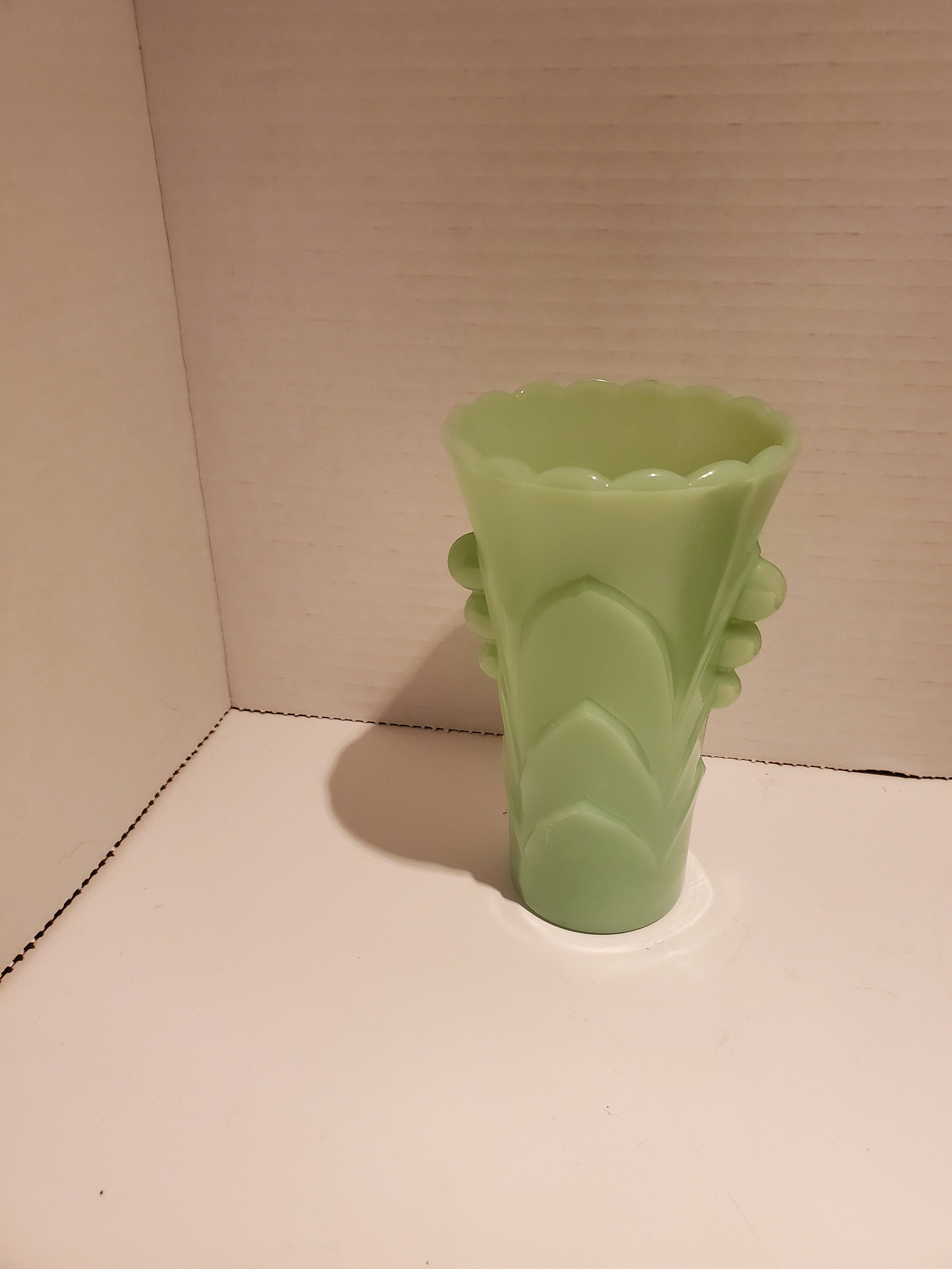 Beautiful Vase/vintage Fireking/jadeite Vase/scalloped Art Deco Tulip