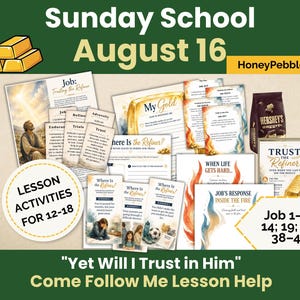 Può includere: Una raccolta di materiali per la scuola domenicale per ragazzi dai 12 ai 18 anni intitolata "Yet Will I Trust in Him" con fogli di attività stampati, schede e un sacchetto di Hershey's Nuggets. I documenti includono testi come "Job: Trusting the Refiner", "My Gold" e "Where Is the Refiner?" con illustrazioni di fuoco e lingotti d'oro.