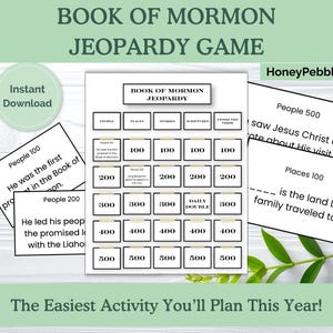 Op de afbeelding: Een Book of Mormon Jeopardy-spel met een witte achtergrond. Het spel bevat een hoofdspelbord en verschillende kaarten met vragen. De tekst op het spelbord luidt "BOOK OF MORMON JEOPARDY GAME". De tekst op de kaarten bevat "People", "Places" en puntwaarden.