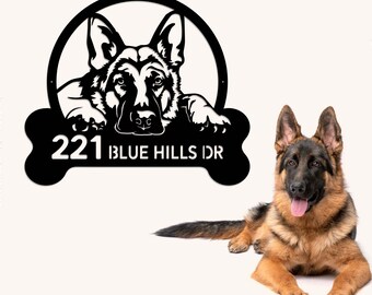 Könnte beinhalten: Schwarzes Hausnummernschild aus Metall mit einer Silhouette eines Deutschen Schäferhundes und einer Knochenform. Das Schild trägt die Aufschrift "221 Blue Hills Dr."