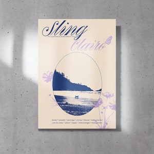 Puede incluir: Un p&oacute;ster para el &aacute;lbum "Sling" de Clairo. El p&oacute;ster presenta una imagen azul y blanca de una playa con una silueta de una persona paseando a un perro. El texto "Sling" est&aacute; en una fuente cursiva y el texto "Clairo" est&aacute; en negrita. El p&oacute;ster tambi&eacute;n incluye el texto "The sophomore studio album from Clairo".