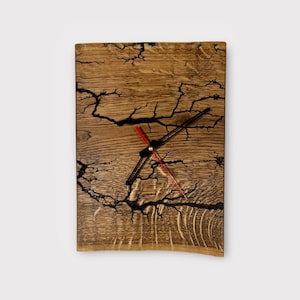Holzuhr für die Wand mit Lichtenbergfiguren - Massivholz Deko Unikat Handmade | Wanduhr aus Eiche