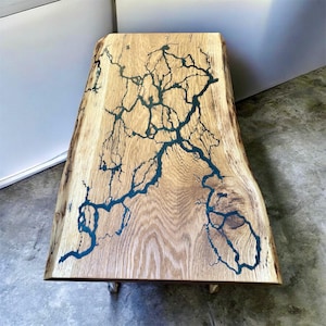 Könnte beinhalten: Ein Satz von drei Keramik-Nistbechern in Blau-, Grün- und Weißtönen. Die Schalen haben eine gesprenkelte Glasur und ein schlichtes, modernes Design. Die größte Schüssel hat einen Durchmesser von etwa 15 cm.