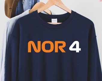 Puede incluir: Una sudadera azul marino con el texto "NOR 4" en letras naranja y blancas.