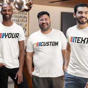 Puede incluir: Tres personas con camisetas blancas con una franja de carreras de colores y las palabras "YOUR", "CUSTOM" y "TEXT" impresas en ellas.