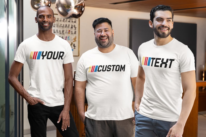 Puede incluir: Tres personas con camisetas blancas con una franja de carreras de colores y las palabras "YOUR", "CUSTOM" y "TEXT" impresas en ellas.