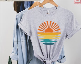 Retro vågig skjorta med solnedgångsstrålar | Solskjorta | Retro solskenskjorta | Solstrålar-t-shirt | Strandvibbar-t-shirt | Retro sommartid | Solnedgångs-t-shirt