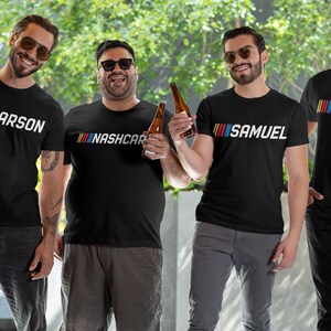 Puede incluir: Cuatro hombres con camisetas negras con texto blanco y rayas de carreras de colores. El texto en las camisetas dice "Carson", "Nashcar", "Samuel" y "Joseph".