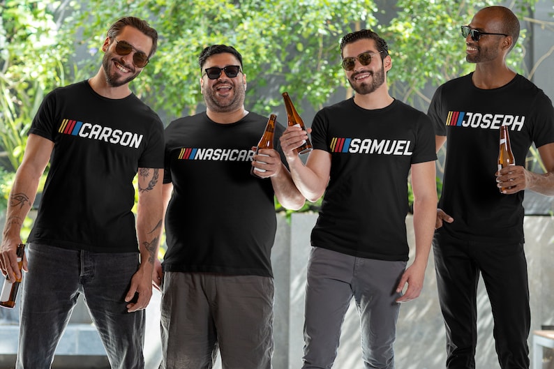 Puede incluir: Cuatro hombres con camisetas negras con texto blanco y rayas de carreras de colores. El texto en las camisetas dice "Carson", "Nashcar", "Samuel" y "Joseph".