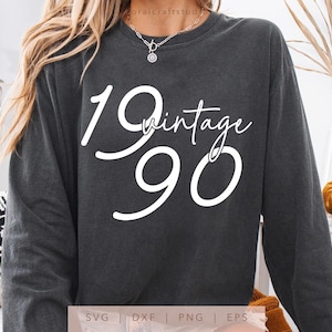 Puede incluir: Una sudadera gris oscura con texto blanco que dice "Vintage 1990".