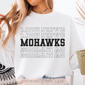 Op de afbeelding: Witte sweatshirt met het woord "MOHAWKS" in een gestapeld ontwerp. Het woord is zwart en zwart omlijnd. De sweatshirt is een crew neck stijl.